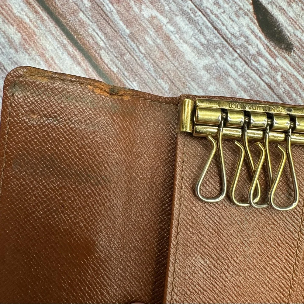 LOUIS VUITTON | Monogram Leather 4 Ring Key Holder - Picture 7 of 13